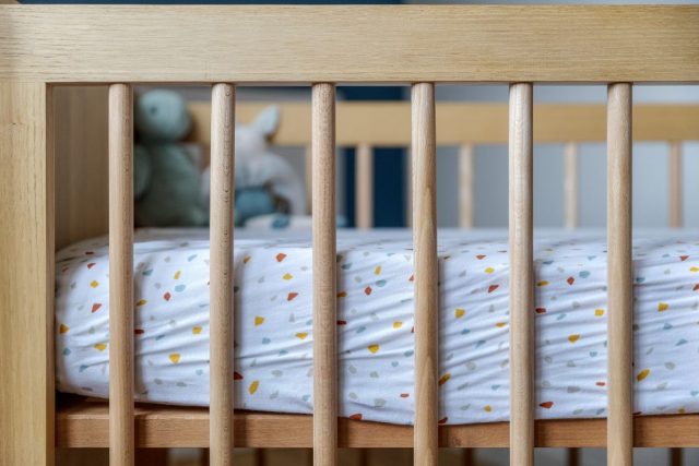 Détail de lit bébé Blanche Violette